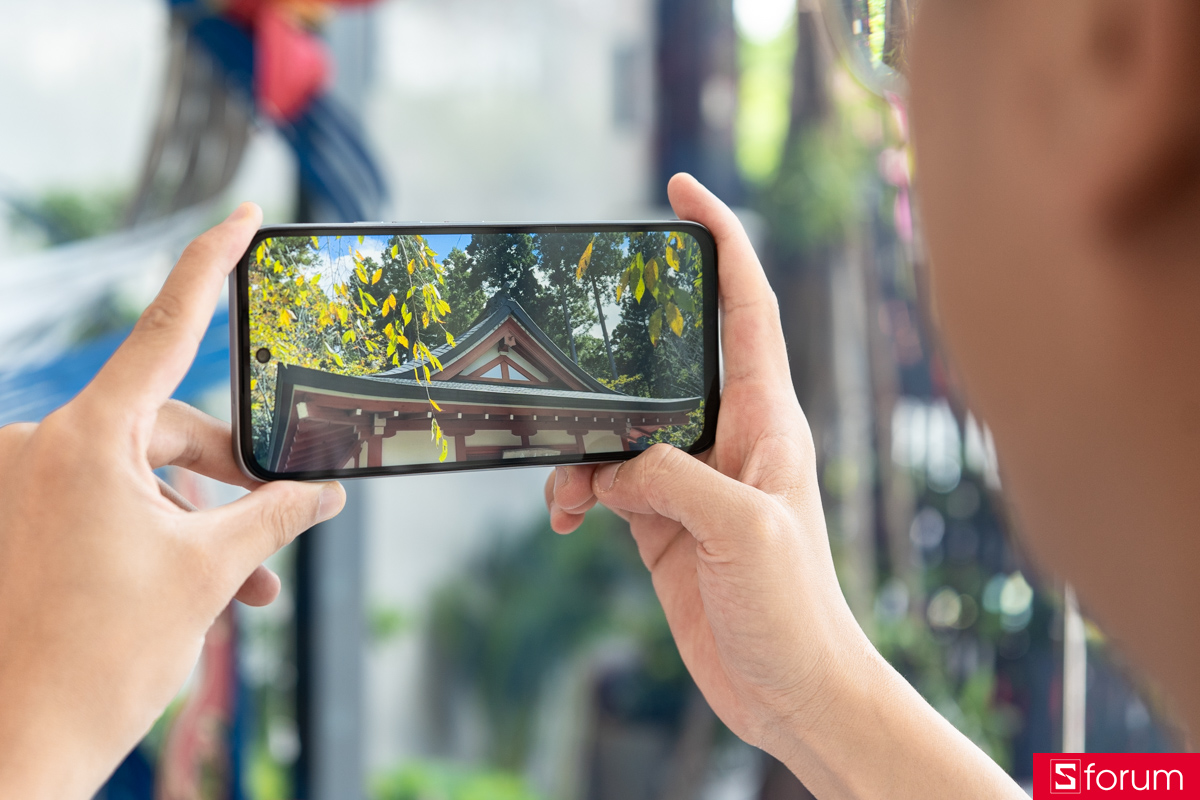 TECNO Spark 50 được trang bị màn hình LCD 6.78 inch, độ phân giải HD+ và tần số quét 120Hz