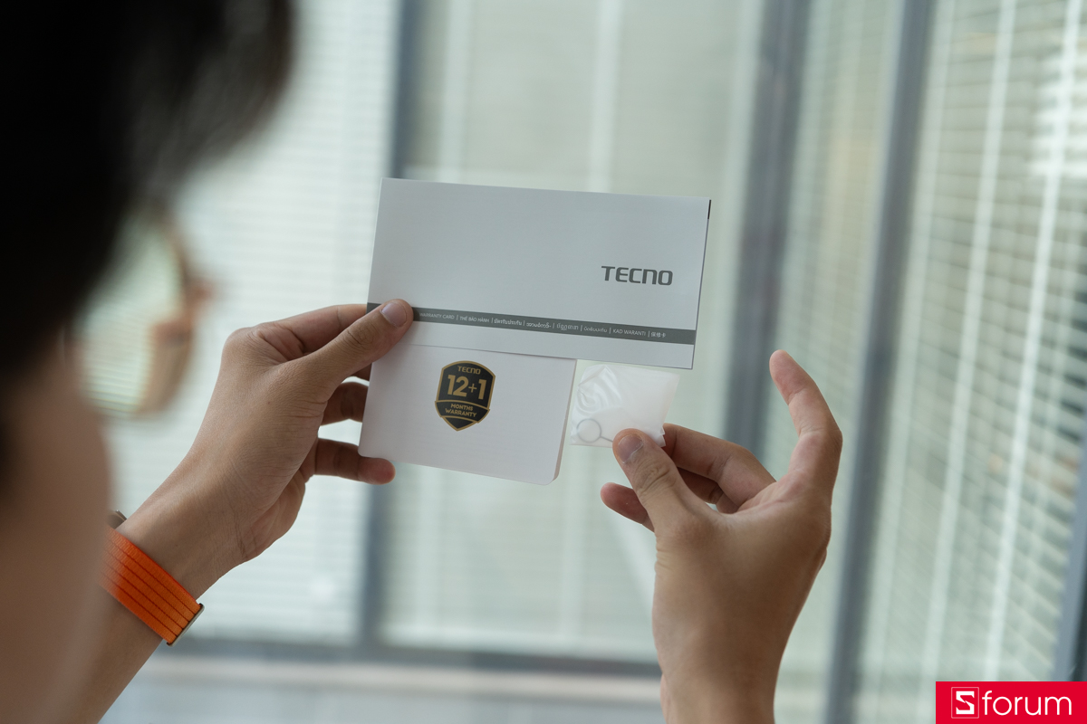 Bên trong hộp, TECNO trang bị máy, sách hướng dẫn, que chọc SIM, củ sạc, cáp sạc USB và ốp lưng