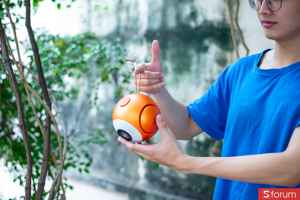 Trên tay UB+ dB Mini doubleBASS, dây đeo da được gắn khéo léo vào thân loa