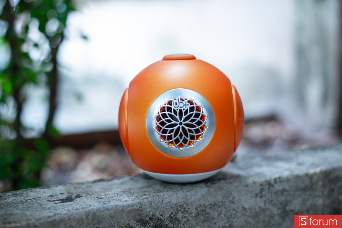 Mặt trước được trang trí bởi lưới kim loại hoa văn tinh xảo với họa tiết hình hoa sen stylized