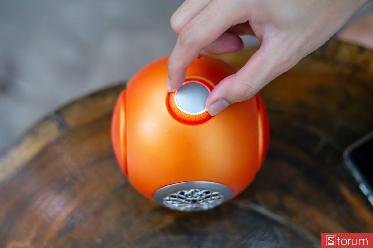 Phía trên đỉnh loa là cụm điều khiển trung tâm với nút vặn đa năng