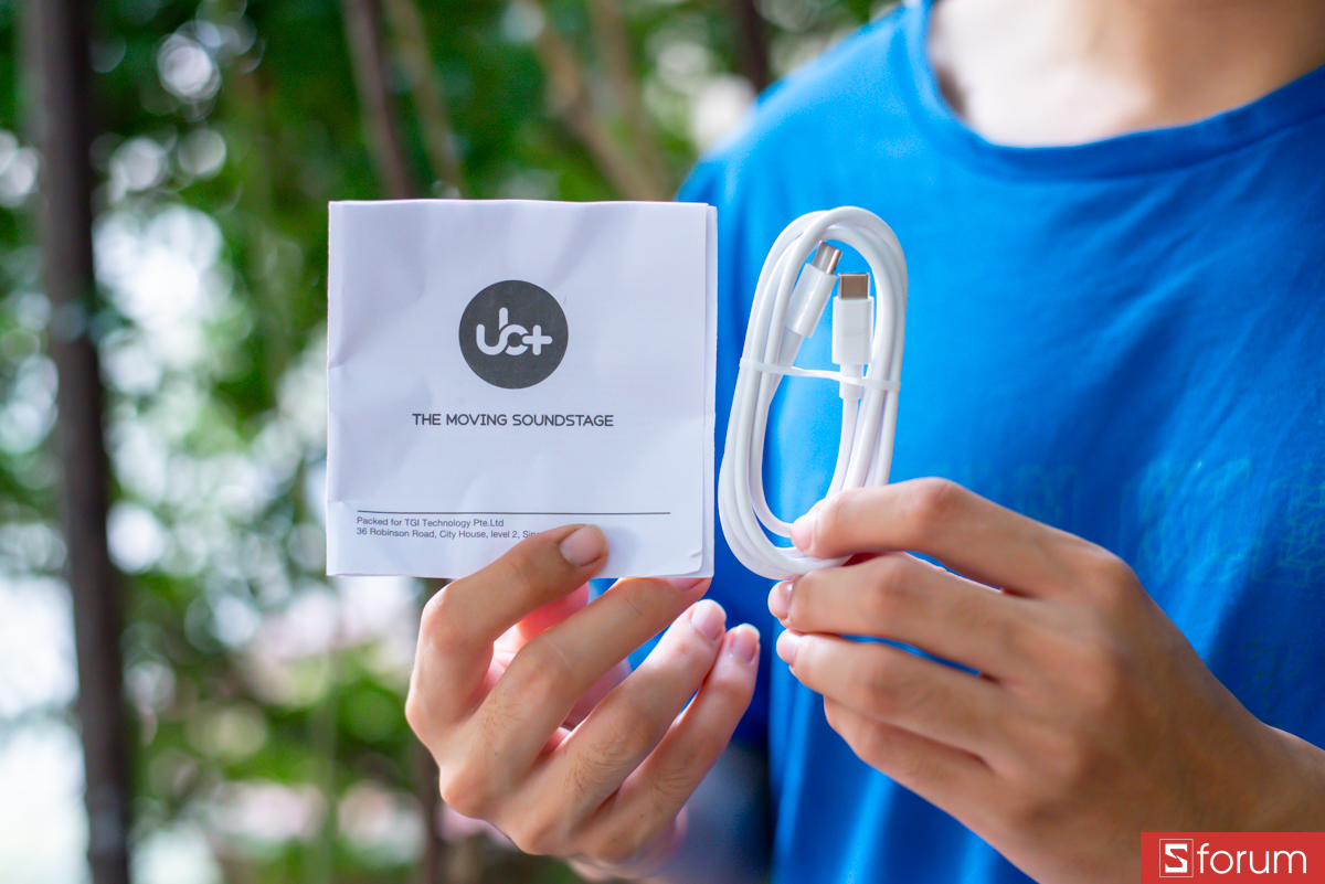 Bên trong hộp, anh em sẽ nhận được một bộ phụ kiện cơ bản nhưng chất lượng