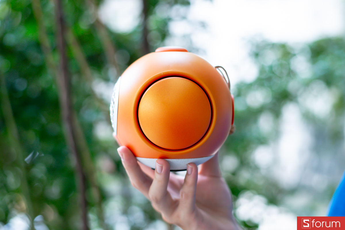 Điểm nhấn lớn nhất là hai màng rung thụ động lớn ở hai bên hông