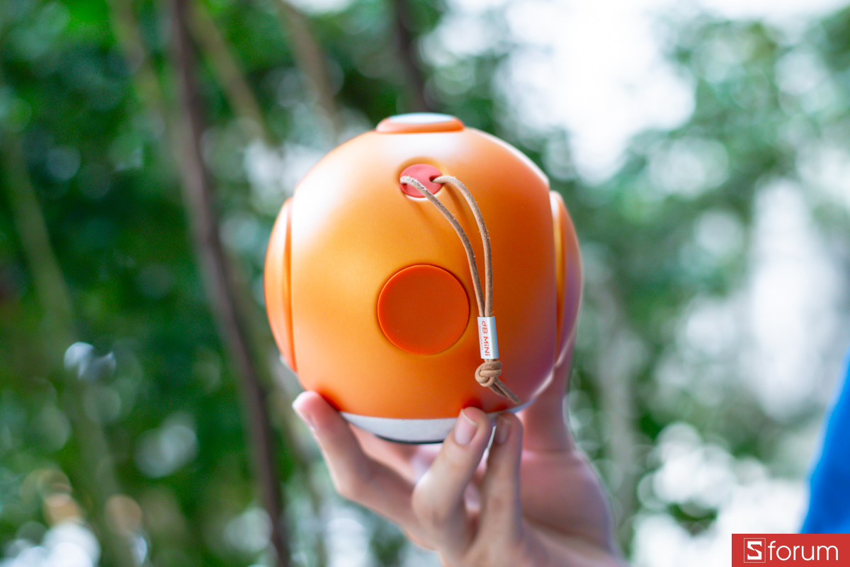 Trên tay UB+ dB Mini doubleBASS, dây đeo da được gắn khéo léo vào thân loa