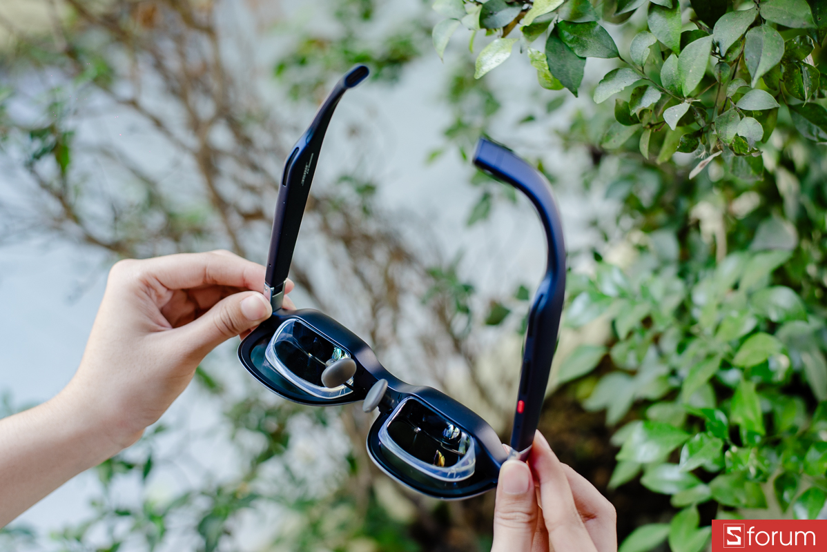 Lớp kính ngoài của XREAL 1S có dạng tinted lens giống kính râm, còn bên trong là cụm lăng kính trong suốt để phản chiếu