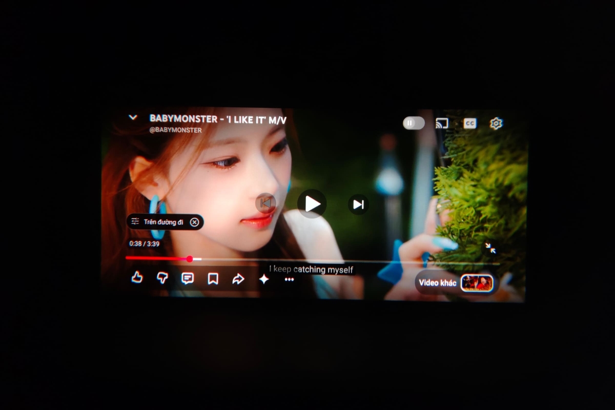 Ở các cảnh phim có nhiều chi tiết, XReal One Pro vẫn giữ được độ nét khá tốt