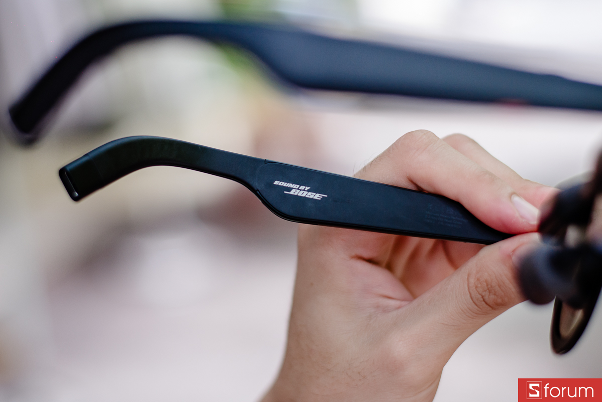 Ở mặt trong càng kính còn có logo “Sound by Bose”, cho thấy phần âm thanh cũng là một điểm được XReal đầu tư