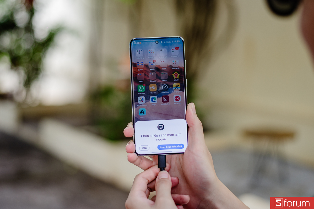 Để sử dụng XReal One Pro, anh em cần kết nối kính với các thiết bị được hỗ trợ thông qua cáp USB-C
