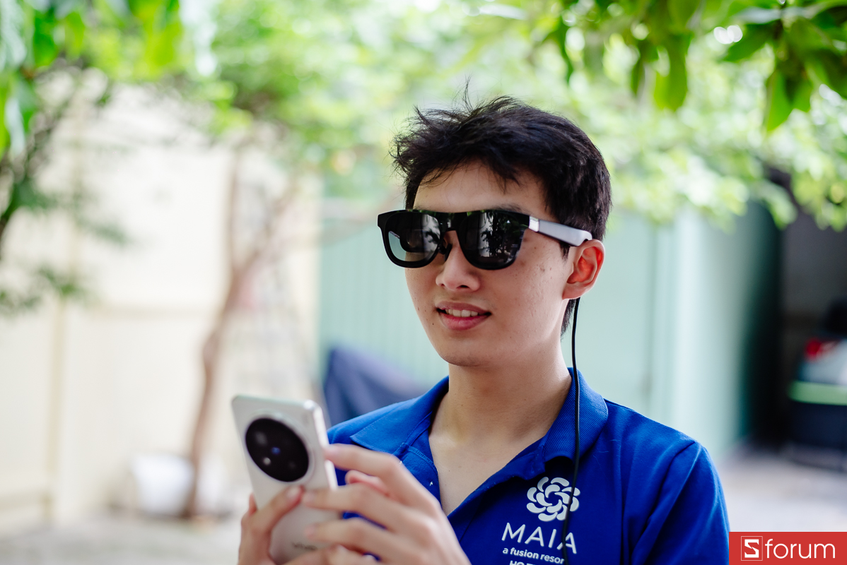 So với kính râm thông thường, XReal One Pro chắc chắn dày và phức tạp hơn