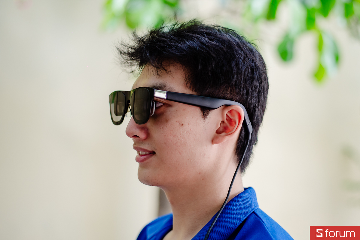 So với kính râm thông thường, XReal One Pro chắc chắn dày và phức tạp hơn