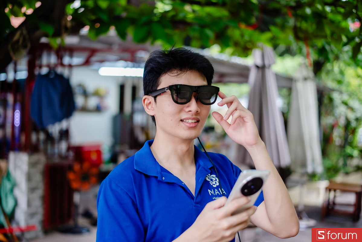 Khi gắn tròng cận vào kính, tổng thể vẫn khá gọn, không làm mặt trước bị thay đổi quá nhiều