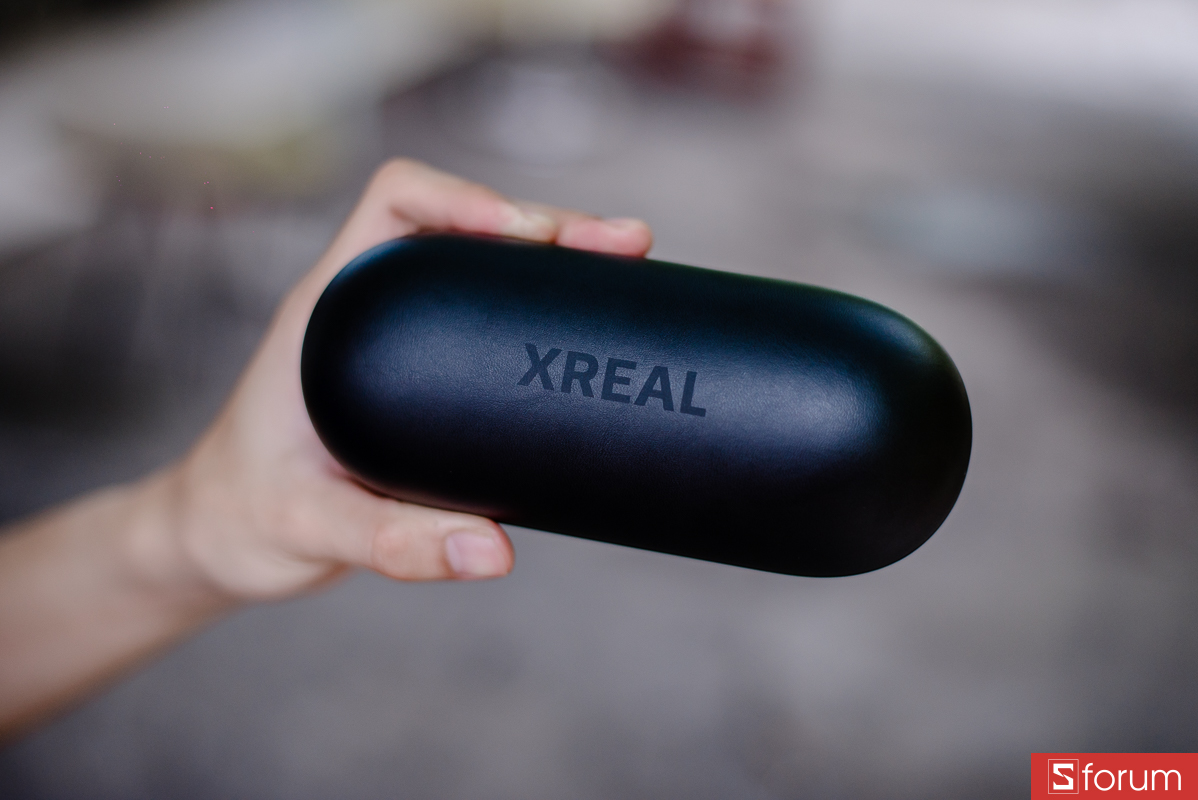 Trên tay XReal One Pro và bộ phụ kiện kèm theo