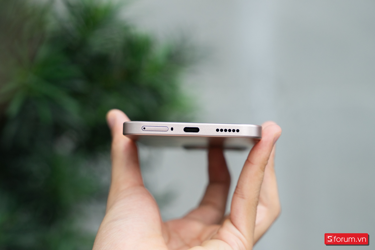 Cạnh dưới máy được trang bị khay SIM, cổng sạc USB-C, mic thoại và dải loa ngoài