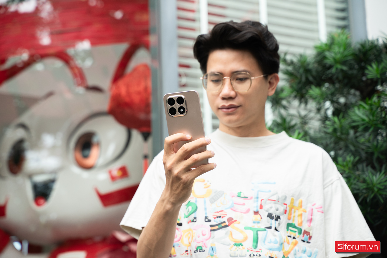 Khi cầm trên tay Xiaomi 15T, điều mình ấn tượng chính là thiết kế tổng thể được nâng cấp đáng kể