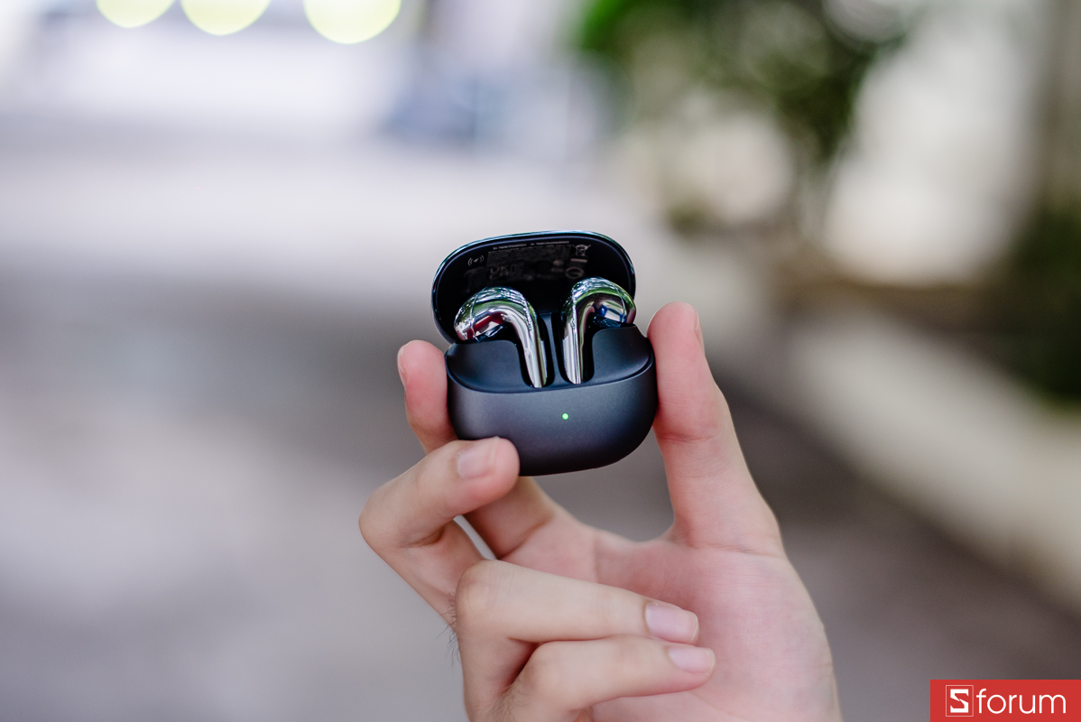 Mặt trước case sạc có đèn LED nhỏ để báo trạng thái