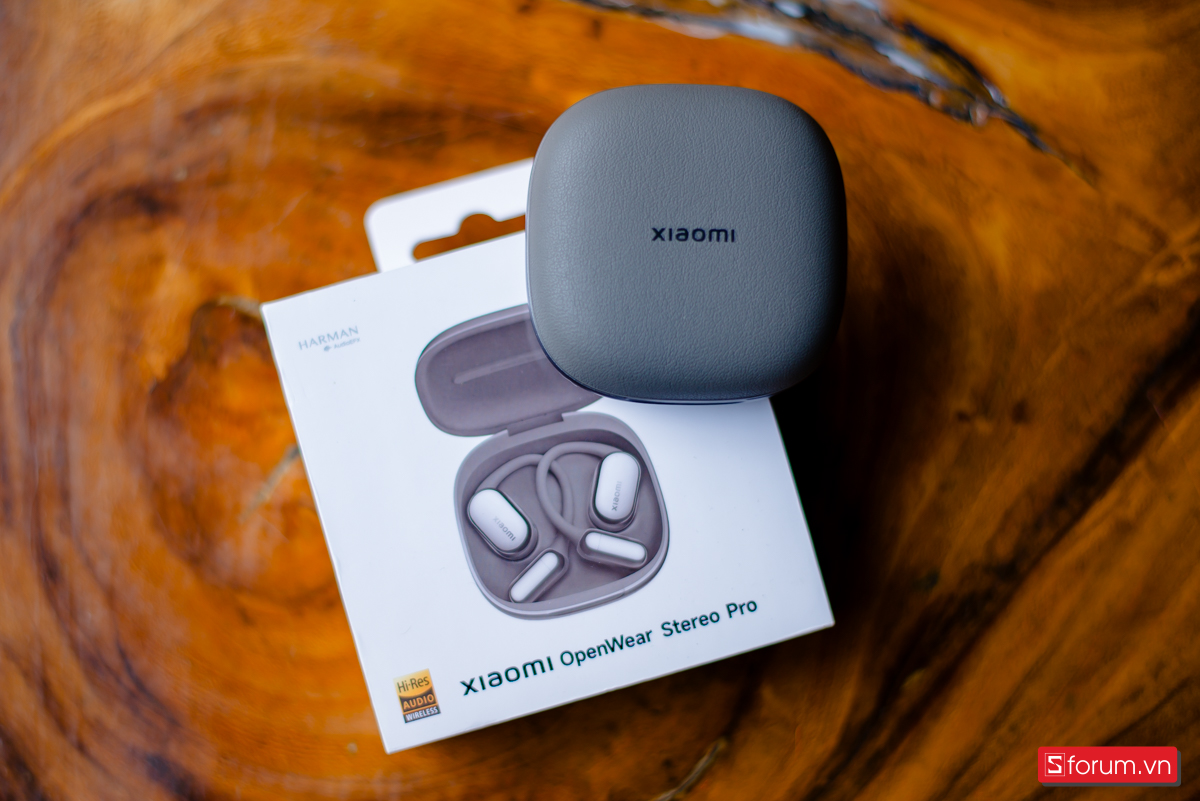 Trên tay Xiaomi OpenWear Stereo Pro, có thể thấy hộp sạc có thiết kế nhỏ gọn