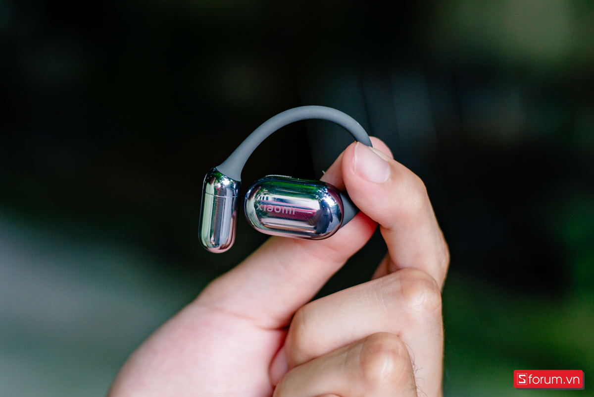 Thiết kế open-ear của tai nghe với một vành tai sinh học có khả năng hỗ trợ ba điểm tiếp xúc