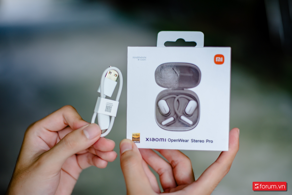 Bên trong hộp, anh em sẽ có hộp sạc chứa cặp tai nghe Xiaomi OpenWear Stereo Pro, cáp sạc USB-C