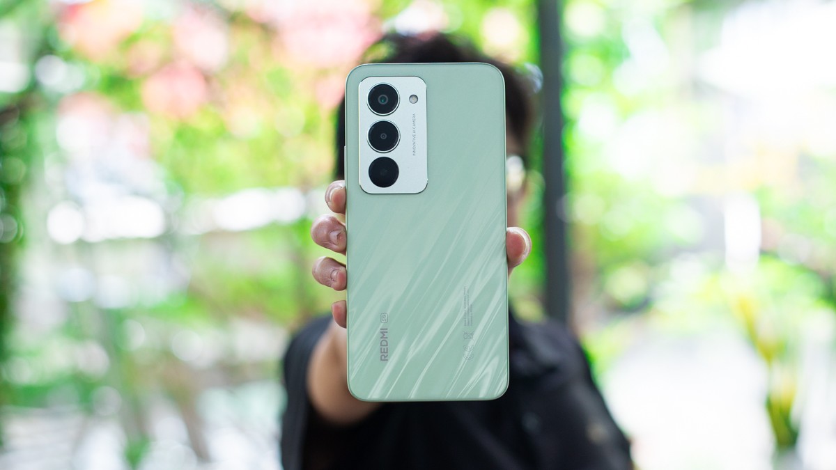 Trên tay Xiaomi Redmi 15 5G: Bền bỉ với pin khủng 7000mAh, màn hình 144Hz, giá 6.39 triệu đồng