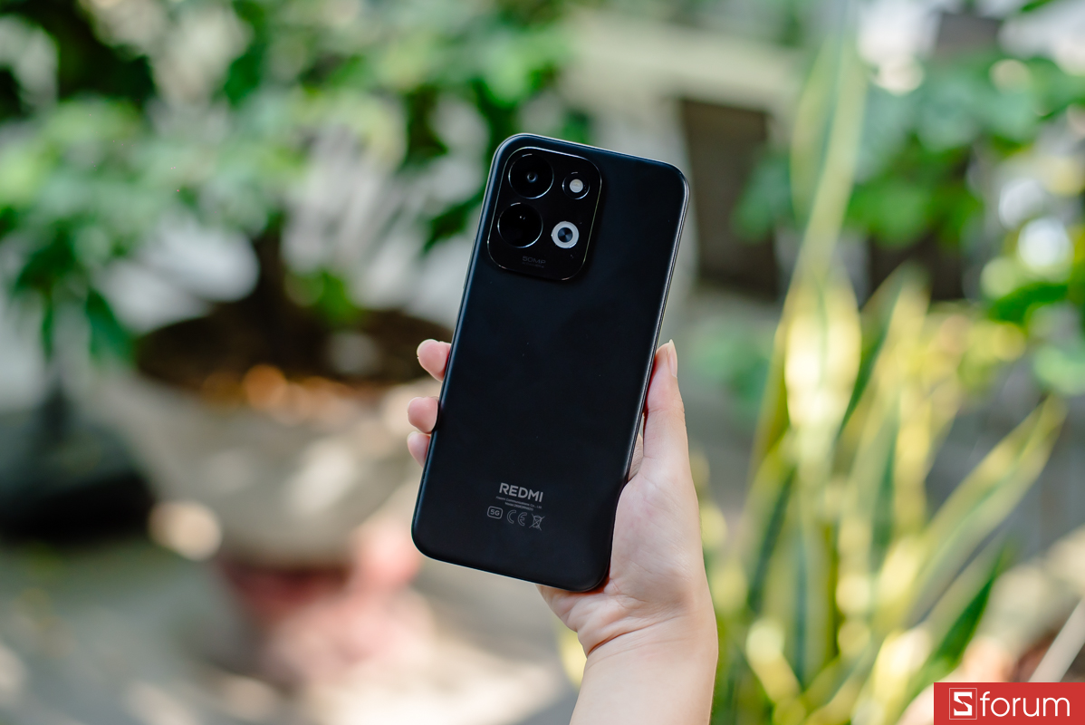 Khi trên tay Xiaomi Redmi 17 5G, cảm giác đầu tiên của mình là máy khá lớn và nặng