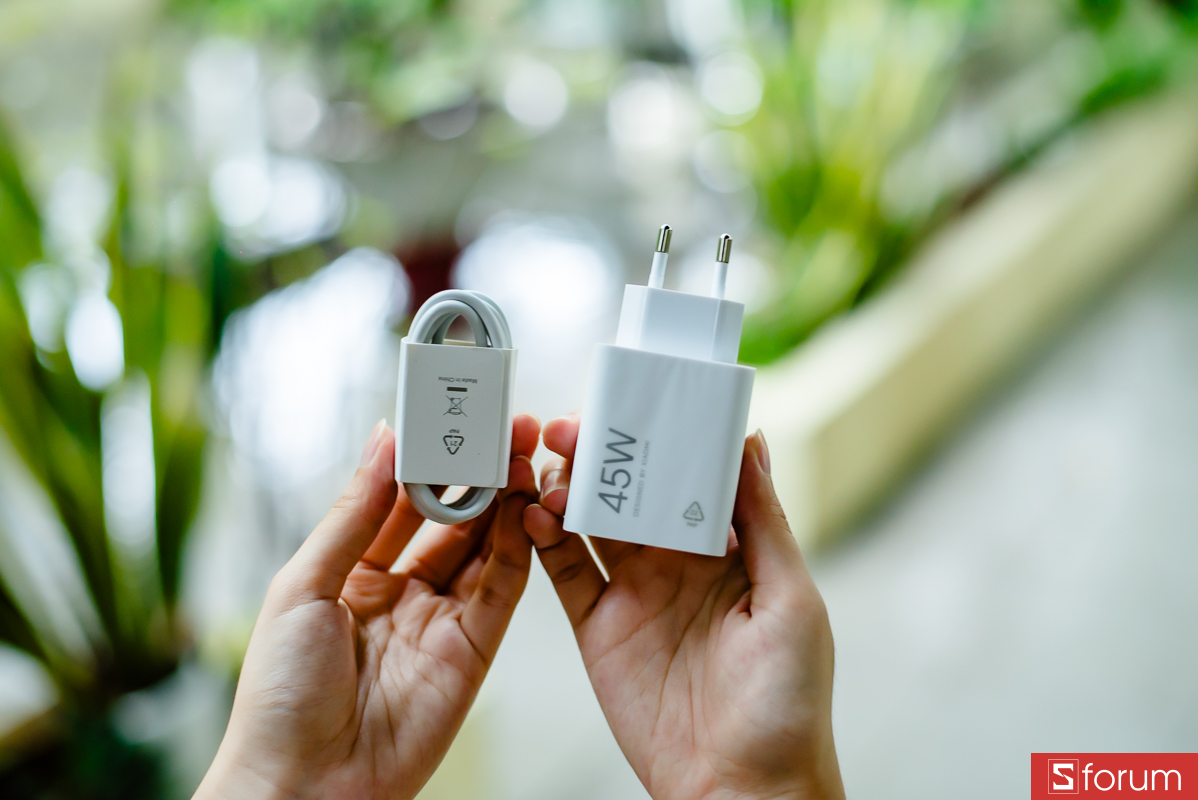 Trong hộp, Xiaomi trang bị đầy đủ phụ kiện như củ sạc nhanh 45W và cáp USB Type-C