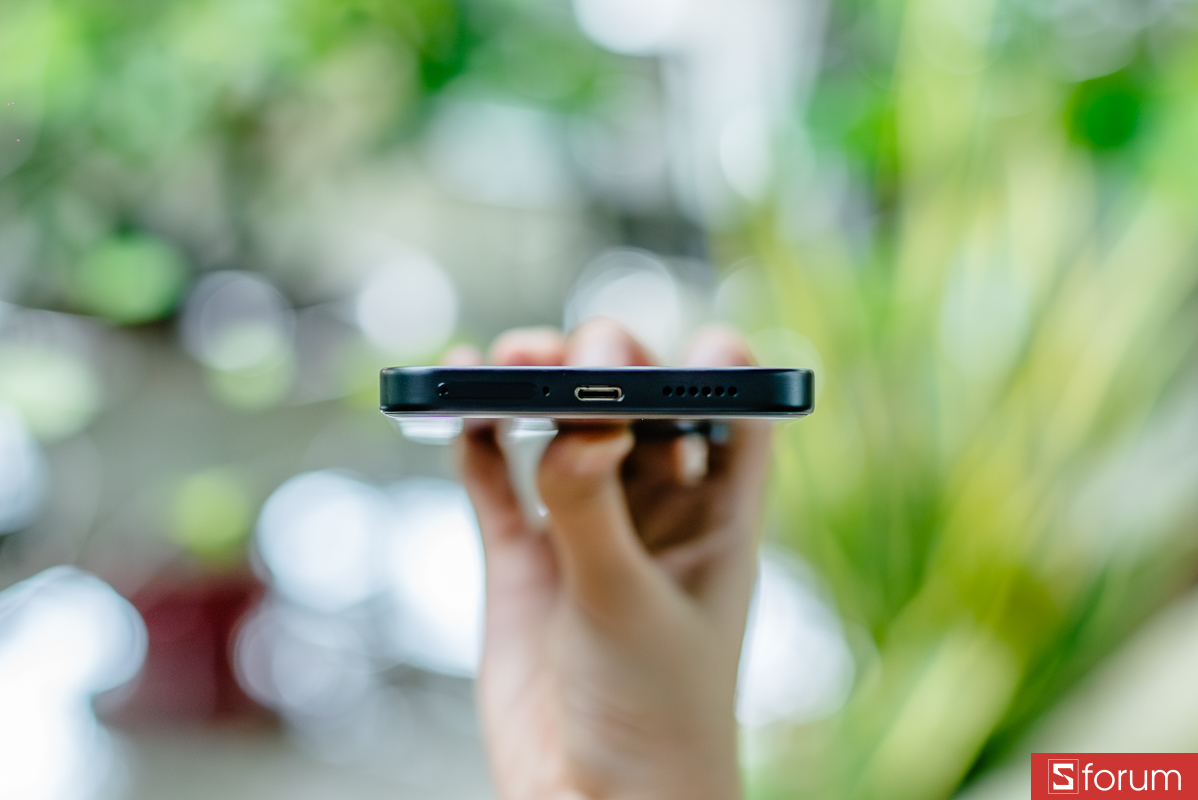 Cạnh dưới gồm khay SIM, micro, cổng USB Type-C và dải loa