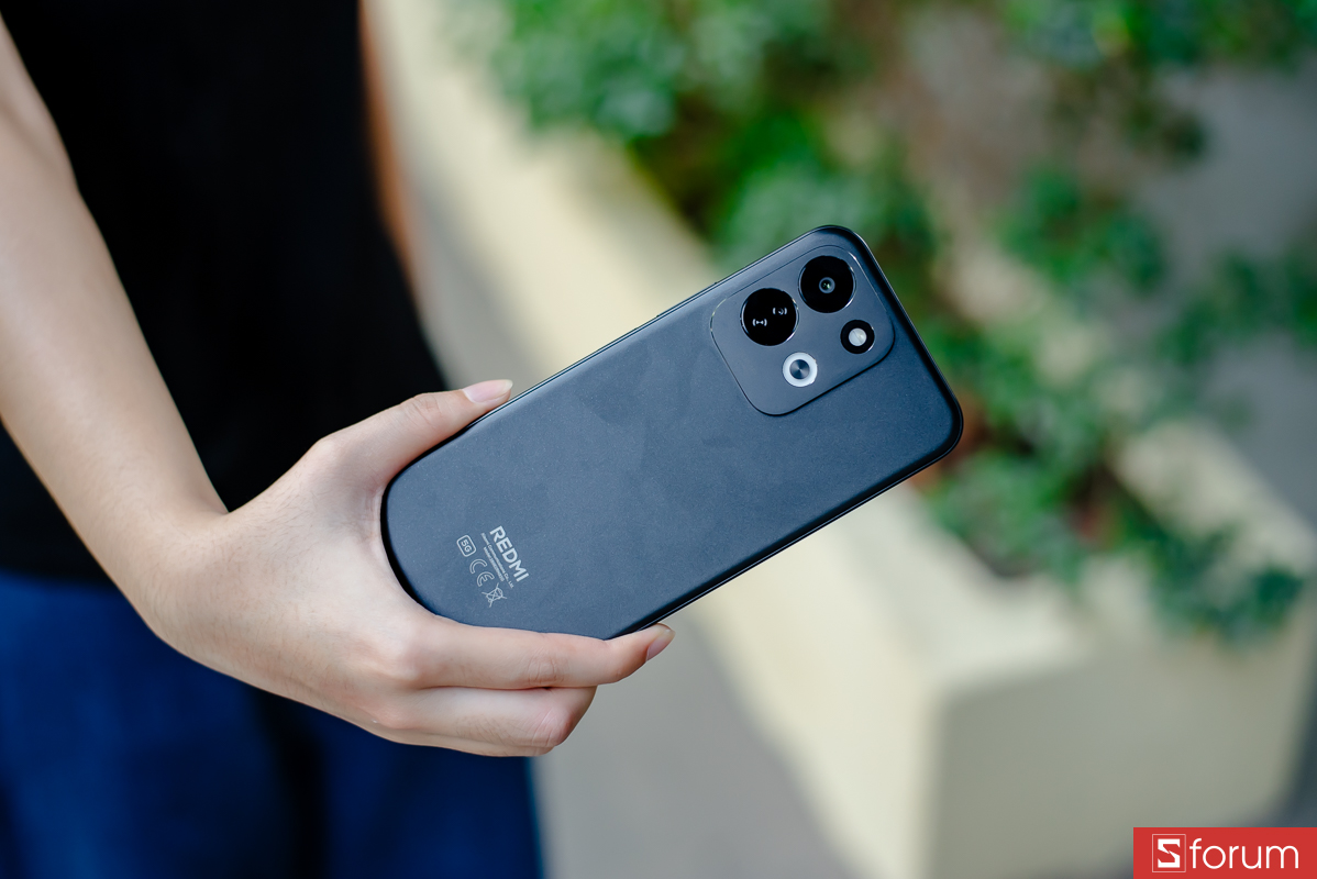 Trên tay Xiaomi Redmi 17 5G: Kích thước của máy khá to và nặng