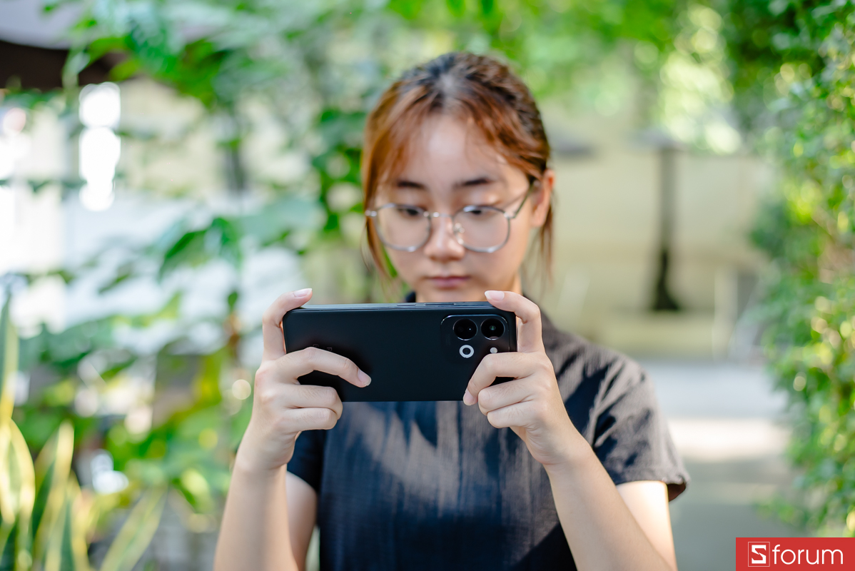 Trên tay Xiaomi Redmi 17 5G: Khung máy được bo tròn cho cảm giác cầm thoải mái