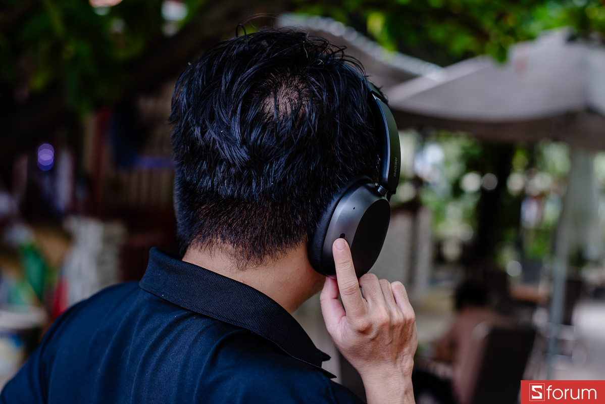 Các phím vật lý trên tai nghe giúp thao tác đơn giản hơn