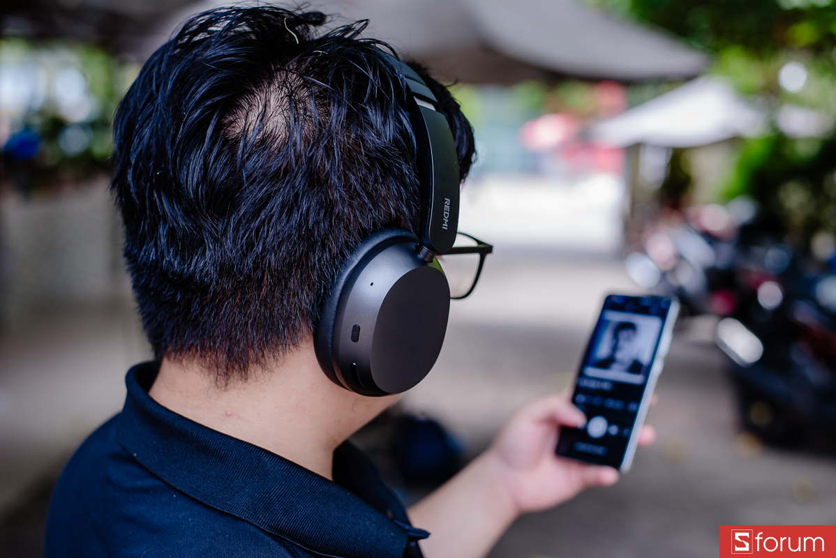 Với thiết kế over-ear, phần đệm tai ôm quanh tai thay vì đè trực tiếp lên tai
