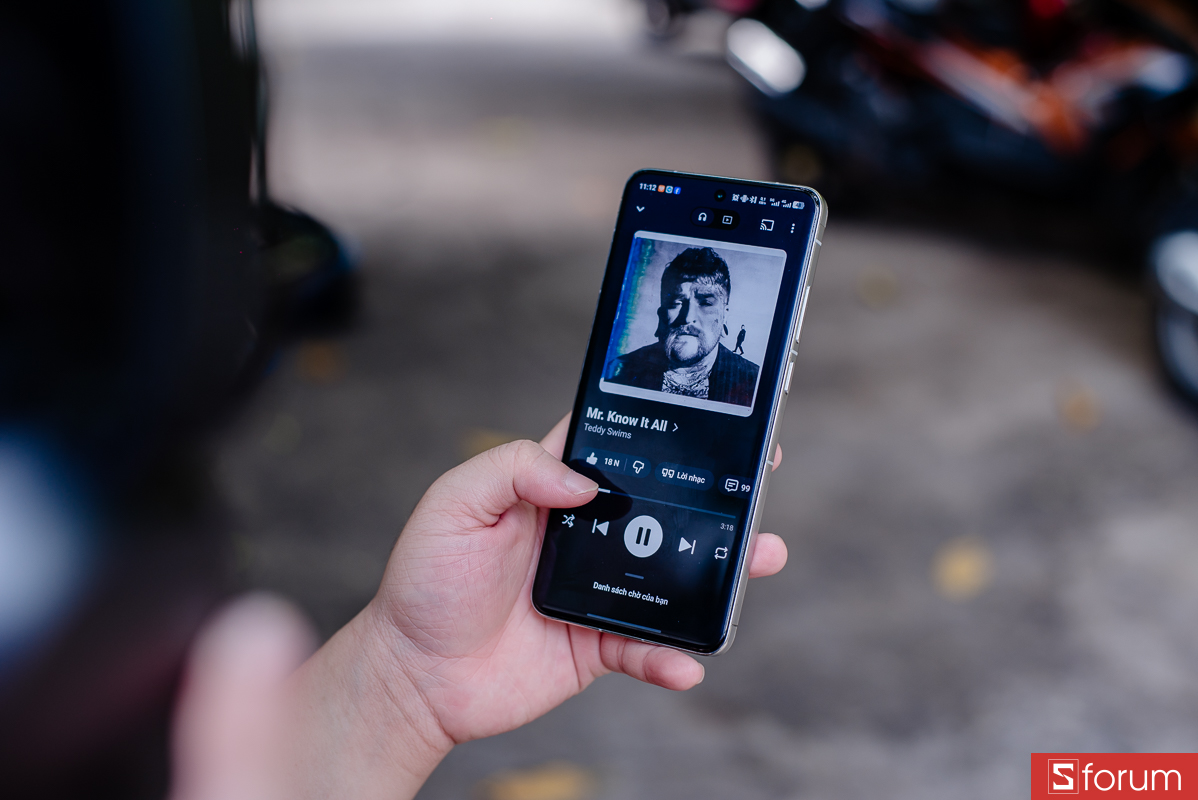 Dải mid cho cảm giác khá gần, phù hợp khi nghe vocal, podcast hoặc xem video