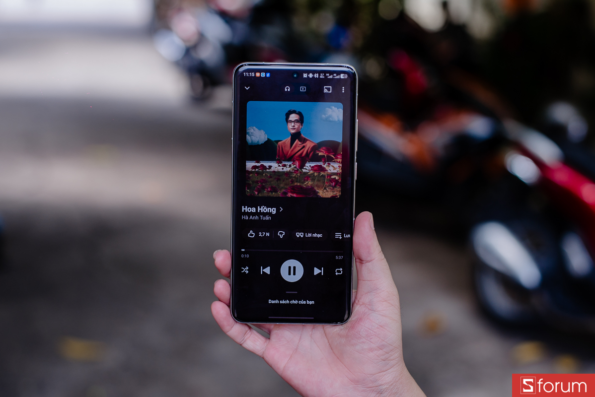 Dải mid cho cảm giác khá gần, phù hợp khi nghe vocal, podcast hoặc xem video