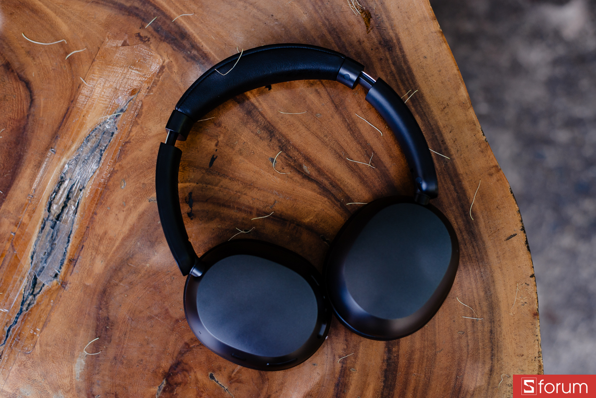 Phần mặt ngoài của hai earcup được làm phẳng, bo nhẹ ở các cạnh