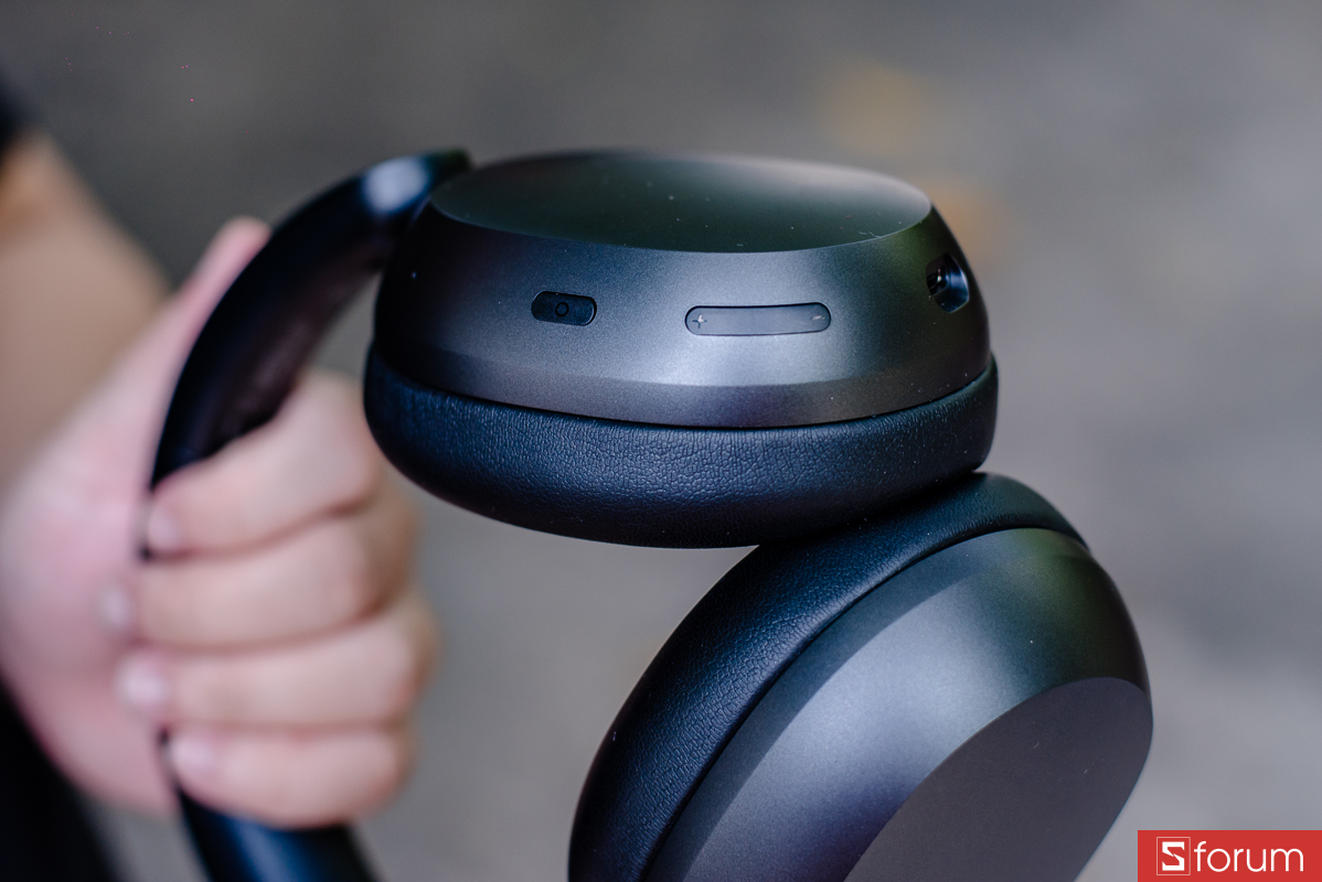 Các phím chức năng được bố trí trên cạnh earcup