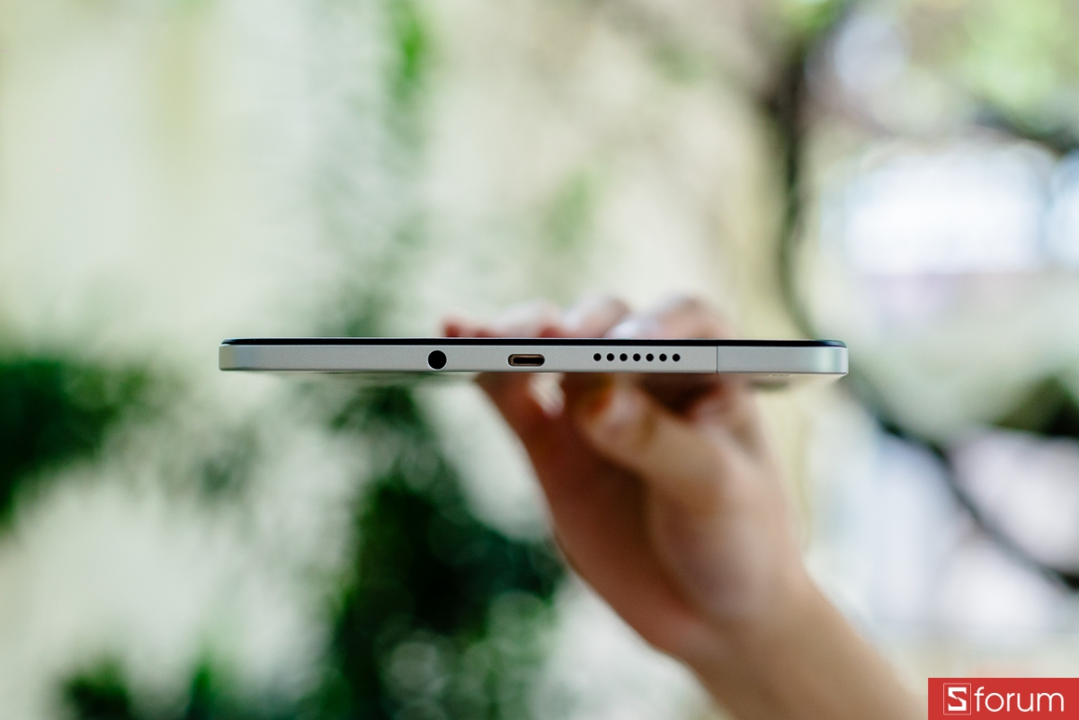 Cạnh dưới của máy có cổng USB-C, dải loa ngoài và jack tai nghe 3.5mm