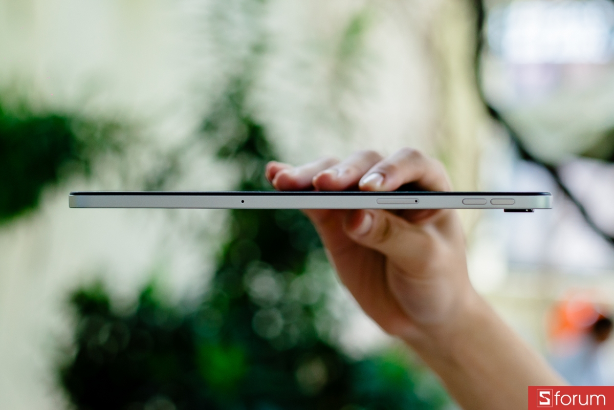 Trên tay Xiaomi Redmi Pad 2 9.7 4G: Cạnh phải tích hợp các nút chức năng và khe SIM