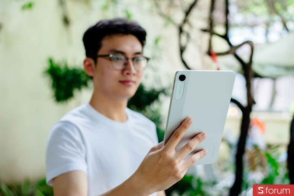 Trên tay Xiaomi Redmi Pad 2 9.7 4G: Khung viền máy phẳng, dễ cầm nắm