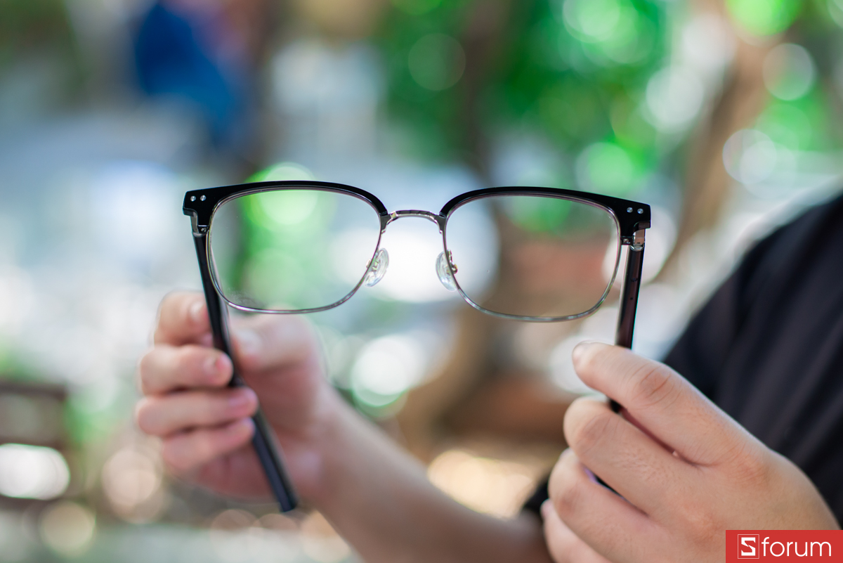 Gọng kính được làm từ nhựa cao cấp kết hợp khung kim loại ở phần dưới