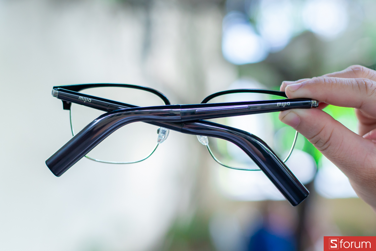 Gọng kính được làm từ nhựa cao cấp kết hợp khung kim loại ở phần dưới