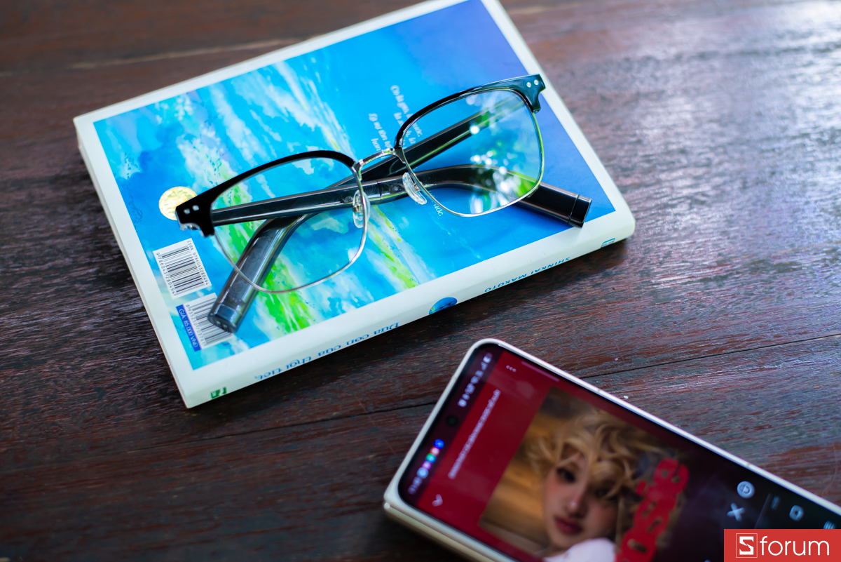 Ở đầu càng kính là cụm tiếp điểm sạc nam châm dùng với sợi cáp đi kèm