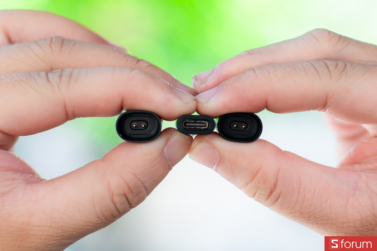 Phiên bản Gen 2 chuyển sang dùng kiểu sạc qua tiếp điểm ở hai càng