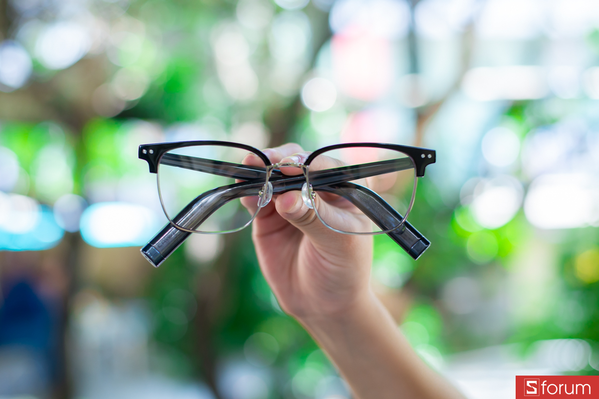 Trên tay Xiaomi Smart Audio Glasses Gen 2, nhìn khá giống một chiếc kính thời trang bình thường