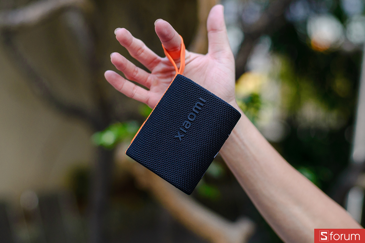 Điểm nhấn đặc biệt khi trên tay Xiaomi Sound Pocket chính là phần móc treo cao su màu cam rực rỡ