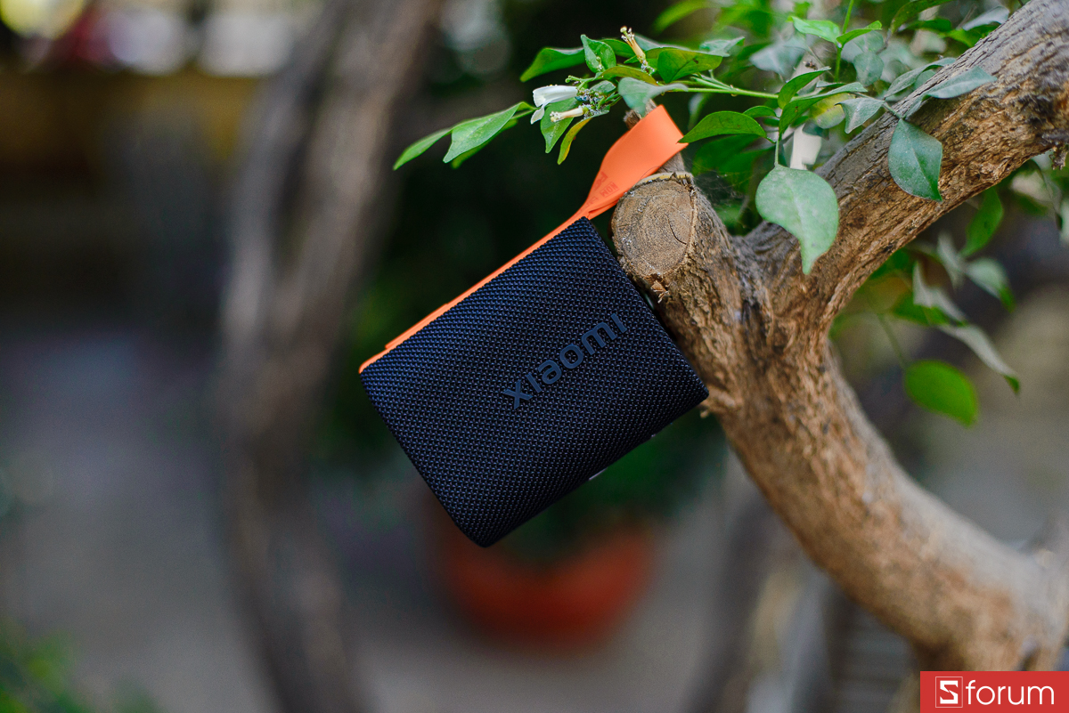 Điểm nhấn đặc biệt khi trên tay Xiaomi Sound Pocket chính là phần móc treo cao su màu cam rực rỡ