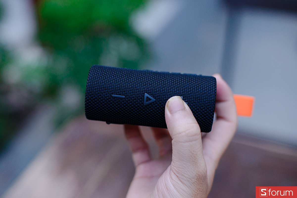 Cạnh dưới của loa là vị trí đặt các nút điều khiển vật lý