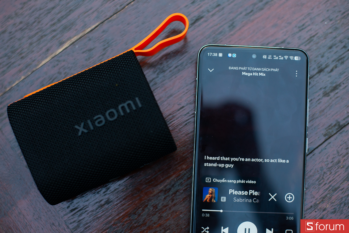 Âm trung được thể hiện mượt mà, giúp anh em nghe rõ giọng hát của ca sĩ