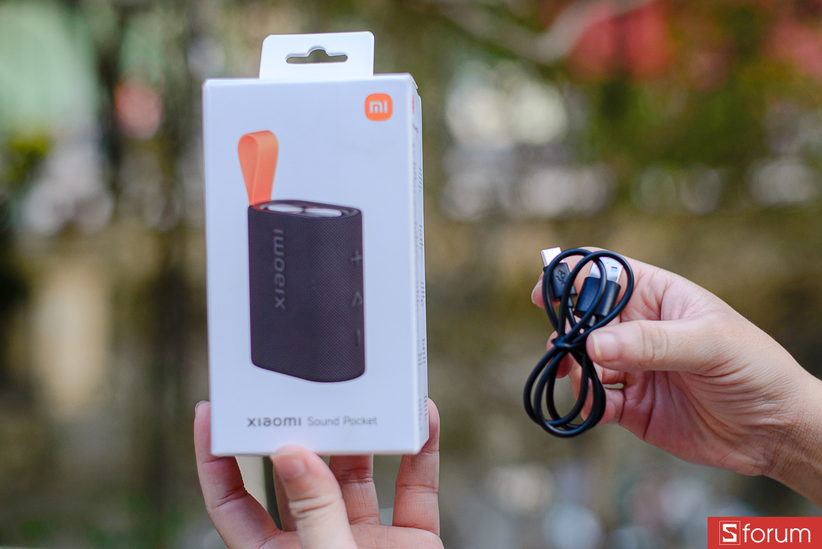 Bên trong hộp, ngoài chiếc loa Xiaomi Sound Pocket, phụ kiện sẽ có dây cáp USB-C