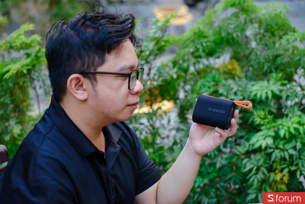 Trên tay Xiaomi Sound Pocket, loa có thiết kế nhỏ gọn