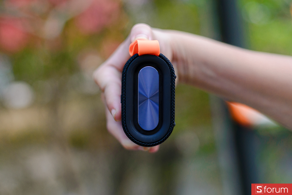 Cạnh bên của loa là màng cộng hưởng pasive radiator hình oval