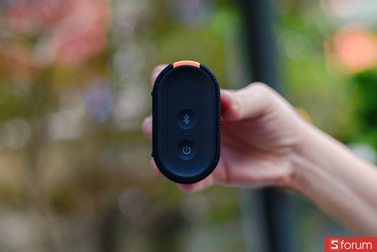 Cạnh trai của loa có nút nguồn và nút kết nối Bluetooth.